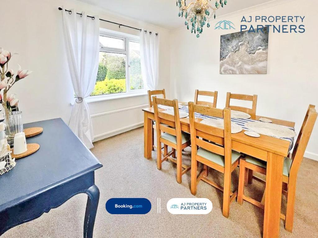 Premium Deal L Hill View Home L Last-Minute Offer L Cheltenham L Aj Properties L Perfect For Short Or Long Stays L 4Beds 4Bedrooms Exterior photo